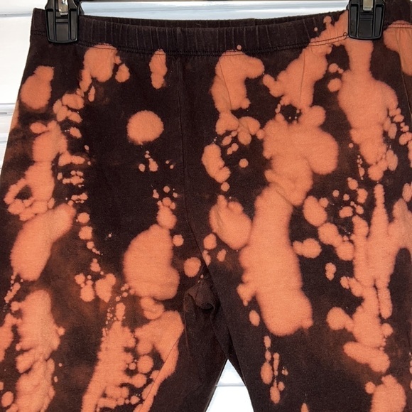 Bleach Dye Capri Leggings - Picture 4 of 6